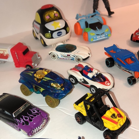 Lot of 16 different size brands 1 military guy &1 VTech police cars 1 H-W case - Picture 8 of 11